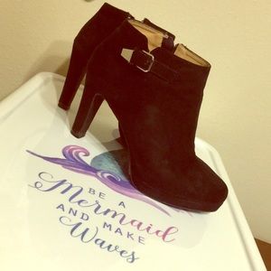 REPORT BLACK BOOTIES